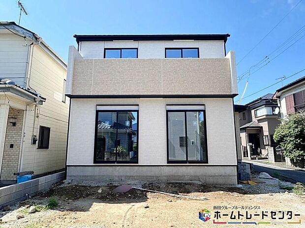【現地外観写真】美しい緑と良好な住環境が守られてきたこの街に、新築戸建てが誕生致しました。穏やかな空気の流れる落ち着いた住環境です。ぜひ、現地へ足をお運びいただき実際の環境・陽当たりをご確認下さいませ♪
