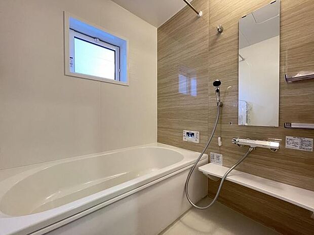 【浴室】ゆったりと浸かれる1坪風呂を採用！1日の疲れを癒してくれる浴室は、窓のある開放的な空間