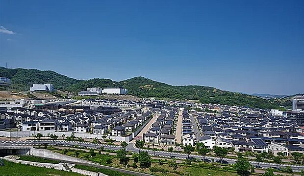 【阪急彩都セントラルステージ[第二工区]】
 無電柱・自然石調の擁壁が美しい景観を形成。心地よい住環境と安らぎを守る街区設計が魅力の総298区画の街並み(阪急彩都セントラルステージ 全区画)