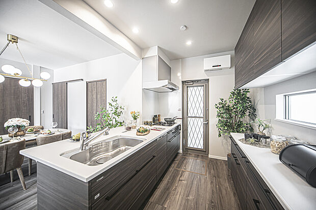 【【8-13号邸コンセプトハウス】】フラットなカウンターでより開放的な空間が広がるキッチン。ご家族やゲストとの会話を楽しみながら料理ができる対面式のシステムキッチンです。