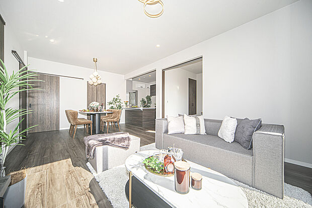 【【8-13号邸コンセプトハウス】】リビングダイニングだけでなく、キッチン部分にも床暖房を設置。足元から温もりを部屋全体に広げます。空気を汚さず、風も起こさないのでホコリが舞いあがりません。