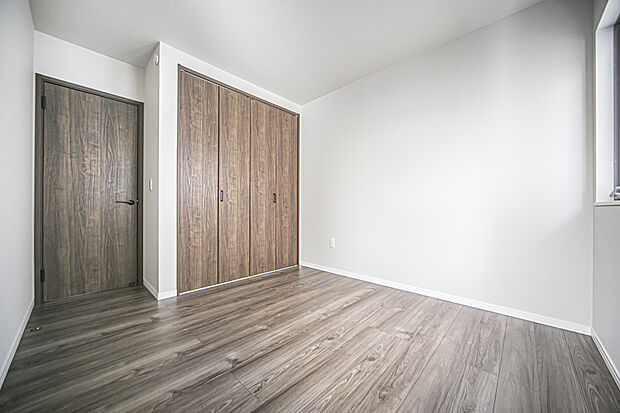 【【8-13号邸コンセプトハウス】】全居室2面採光を確保し、プライベートな空間も居心地の良さを追求しました。収納を備えているので、居住空間を広く活用できます。