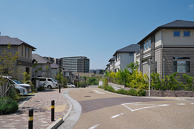 【【安全性を高めた歩車分離設計】】電柱がなく歩きやすい歩道を、車道と分離した設計に。ベビーカーを押したり、お子様と横並びで歩いてもゆとりのある幅を確保し、歩行者も車も安心して通行できるよう配慮しています。