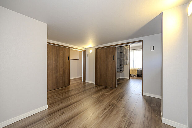 【【7-8号邸コンセプトハウス】】約4.0帖の下屋収納は、廊下側とWIC側の2WAYアクセスが可能です。はしごを使わないので、重い荷物や頻繁に使うものも負担なく出し入れできます。