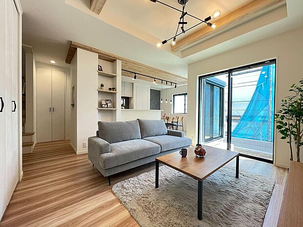 【弊社施工例｜リビング】
ポップアップ天井や化粧梁が空間をおしゃれに演出します。
※画像にはオプション商品も含まれております。