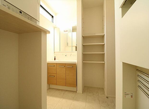 【弊社施工例写真｜洗面脱衣所】毎日の身支度も快適に。可動棚付きの便利な洗面脱衣所。
※画像にはオプション商品も含まれております。