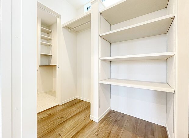 【【弊社施工例/W.I.C】】収納力豊富なウォークインクローゼットは洋服や小物類など、目的に応じてすっきり美しい収納を実現します。
※画像にオプション商品も含まれております
