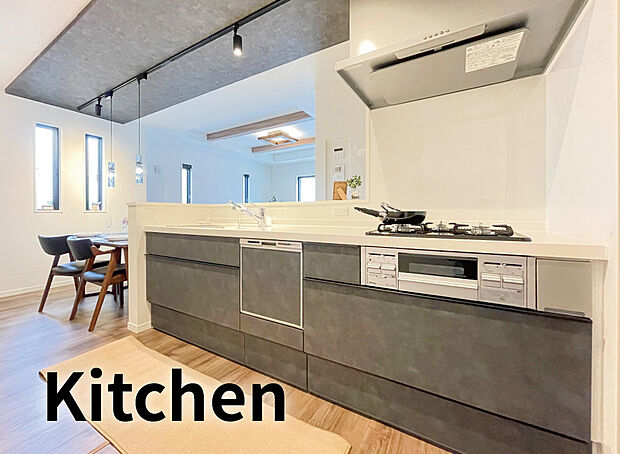 【【キッチン】】シンプルなデザインでお手入れしやすいシームレスフォルムのシンクです。
食洗機付きなので洗い物の手間が省けます!
カートリッジの交換も簡単な浄水器一体型水栓。