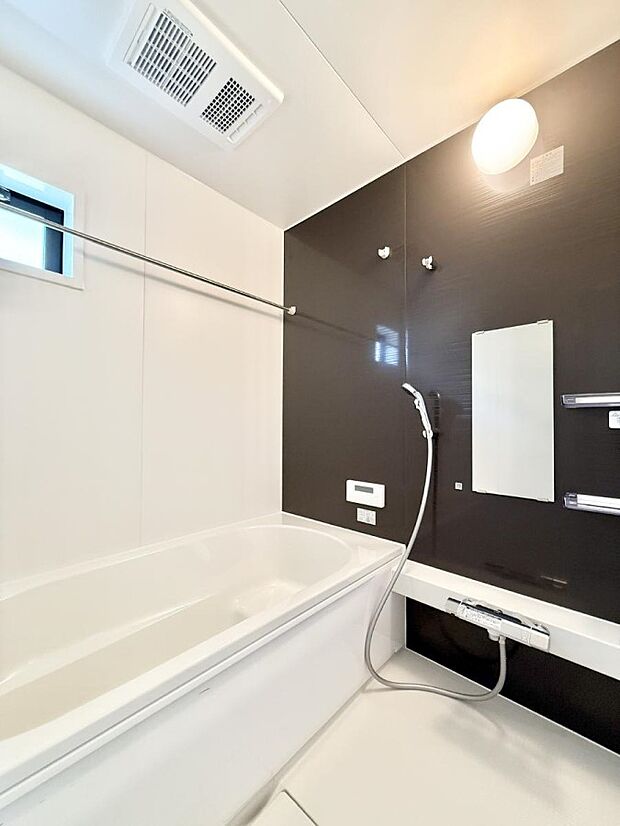 ■落ち着いた色合いの壁面、ゆっくり寛げるバスルーム