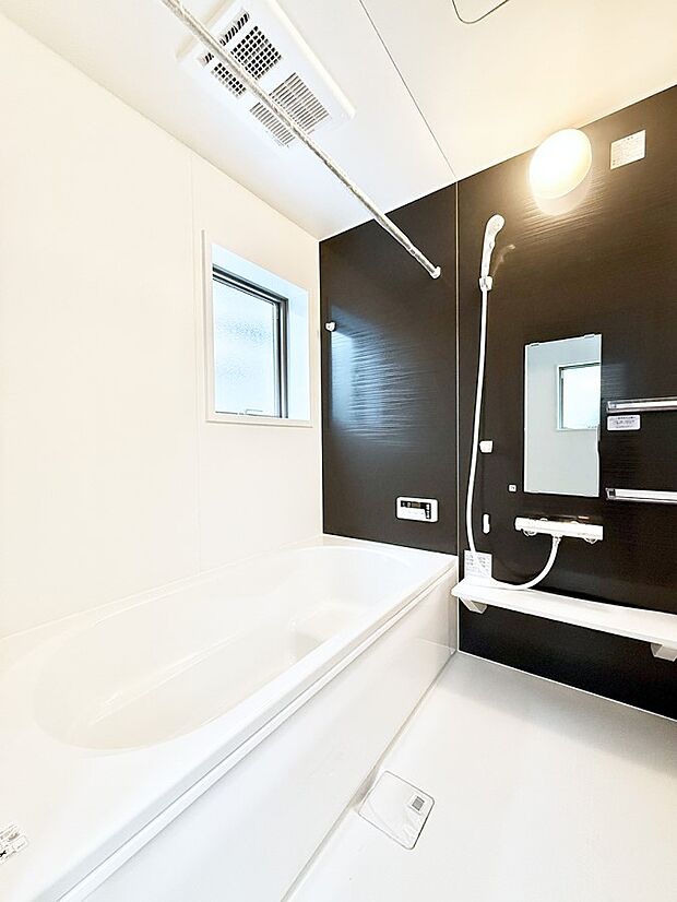 ■落ち着いた色合いの壁面、ゆっくり寛げるバスルーム