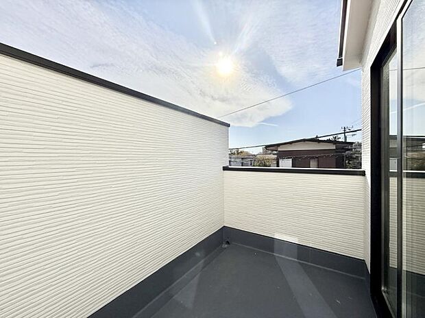 ■ 心地よい風と光を感じる、くつろぎのバルコニー