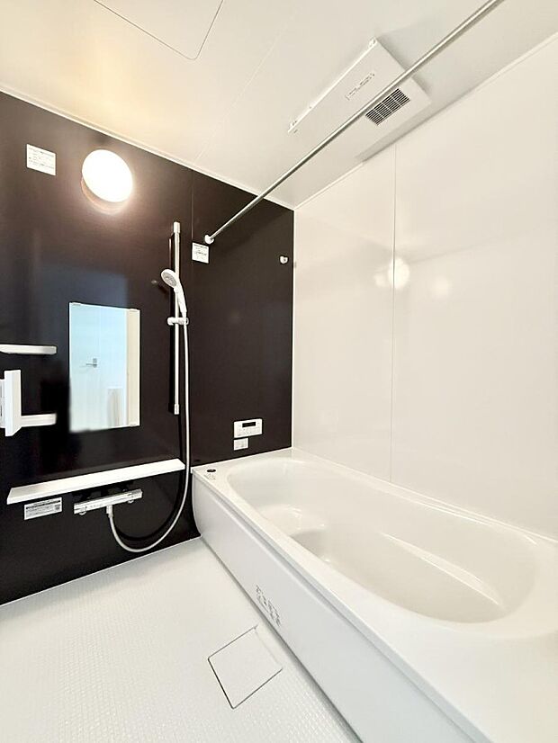 ■落ち着いた色合いの壁面、ゆっくり寛げるバスルーム