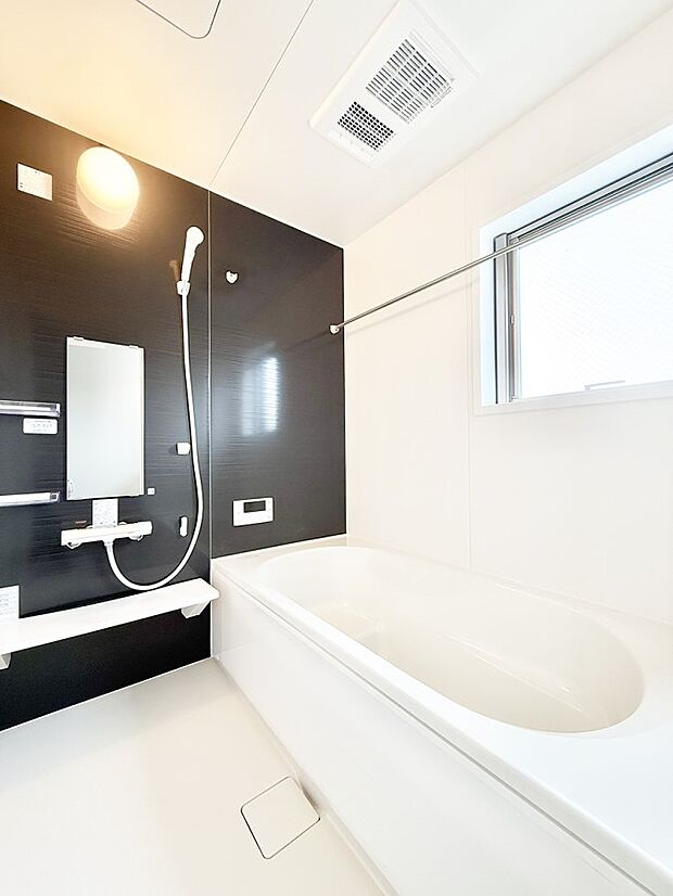 ■落ち着いた色合いの壁面、ゆっくり寛げるバスルーム