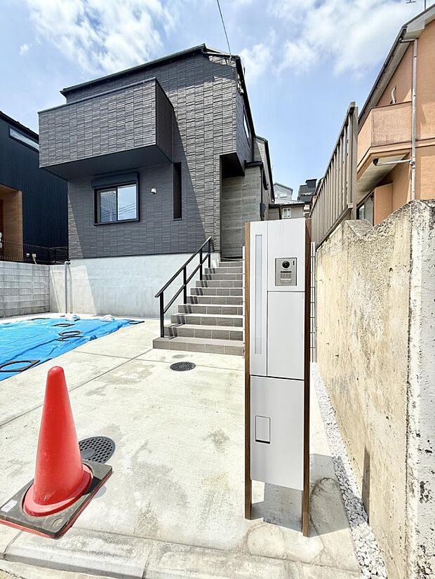 【玄関】■ シンプルで美しく、住まいの第一印象を彩る玄関です