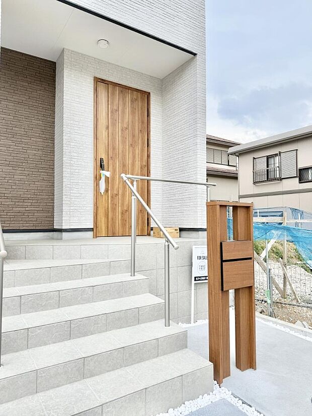 【玄関】■ 心地よい暮らしへとつながる、温かい玄関