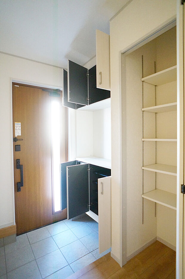 【玄関】■ 毎日を気持ちよく迎える、明るく温もりのある玄関