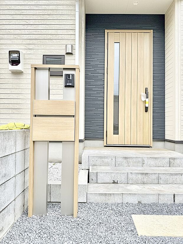 【玄関】1号棟  ■ 心地よい暮らしへとつながる、温かい玄関