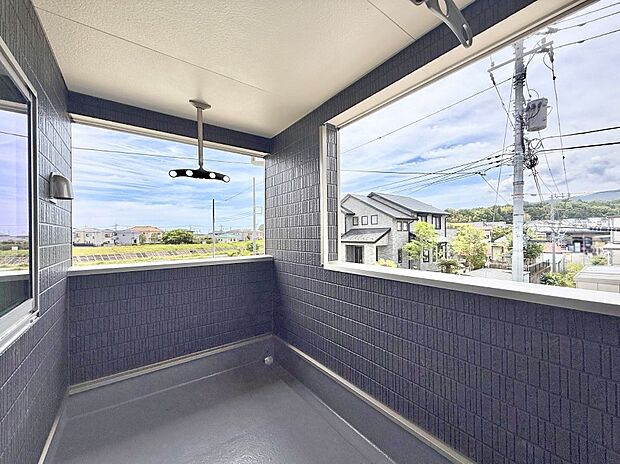 【バルコニー】■ 季節の移ろいを感じられる開放的な空間です