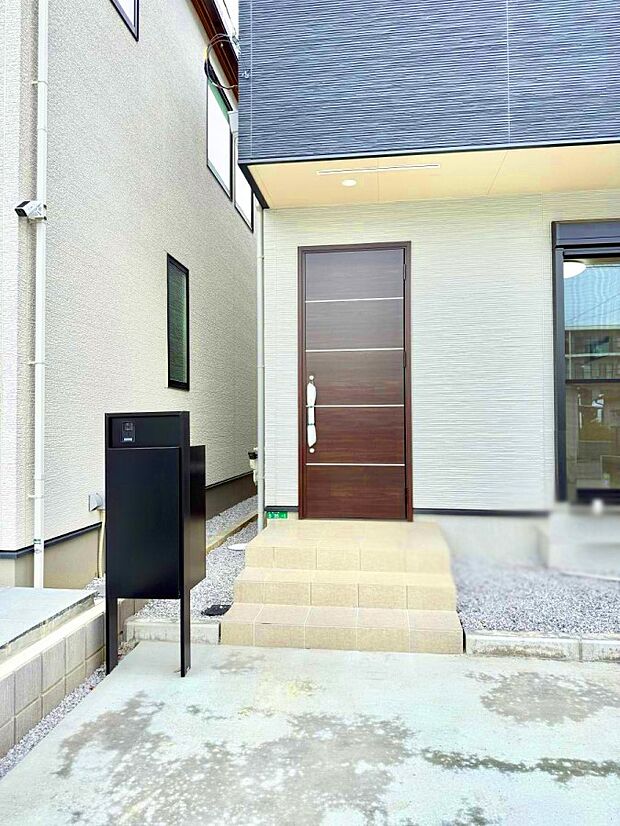 【玄関】■ 家族とゲストをやさしく迎える、心温まる玄関