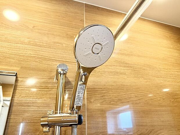 【止水シャワーヘッド】■手元で簡単に止水できるため、水の無駄遣いを減らすことができます。