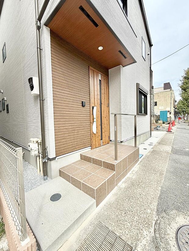 【玄関】■ 帰るたびにホッとする、安心感のある佇まい