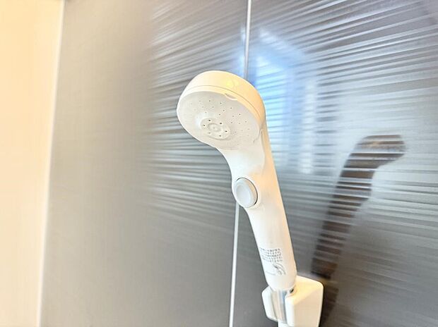 【止水シャワーヘッド】■手元で簡単に止水できるため、水の無駄遣いを減らすことができます。