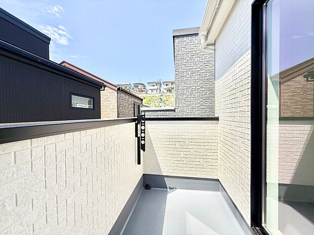 【バルコニー】■ 季節の移ろいを感じられる開放的な空間です