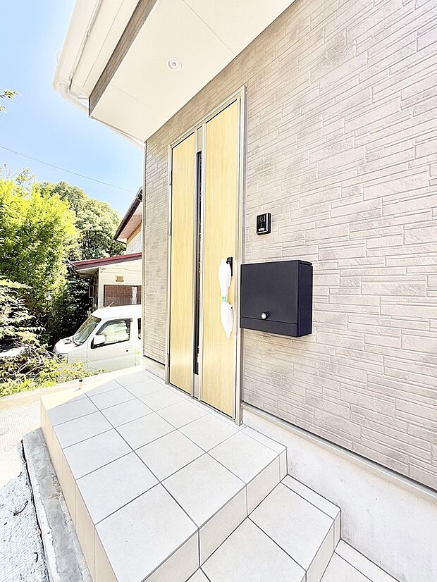 【玄関】■ 心地よい暮らしへとつながる、温かい玄関