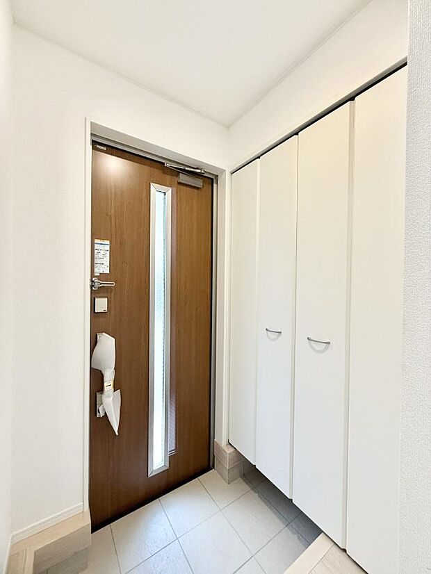 【玄関】■ 家族やゲストをやさしく迎える、心地よい空間