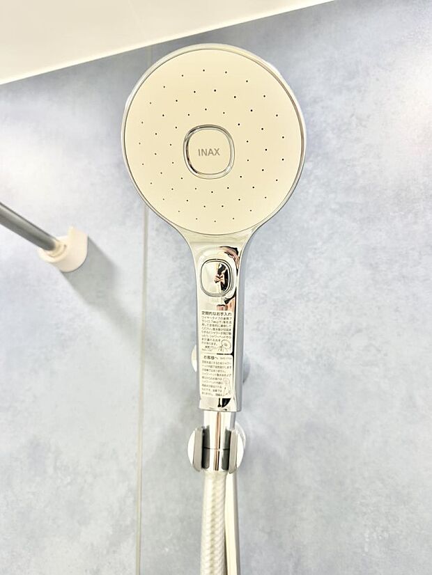 【止水シャワーヘッド】■手元で簡単に止水できるため、水の無駄遣いを減らすことができます。