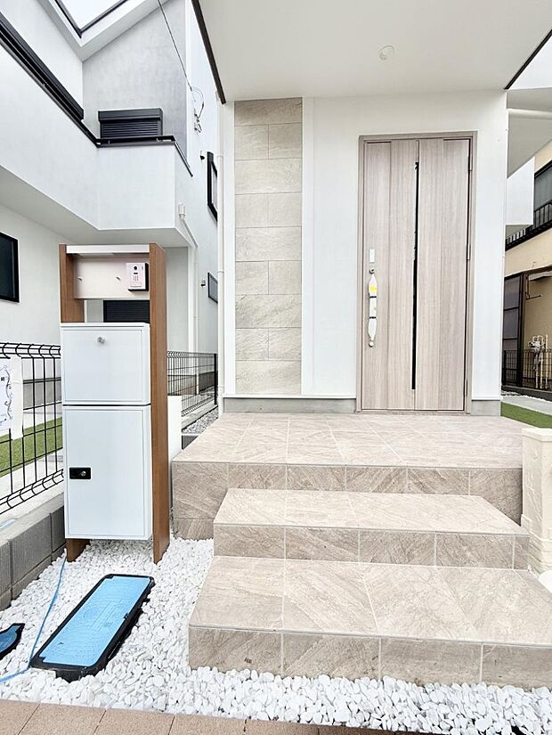 【玄関】■ シンプルで美しく、住まいの第一印象を彩る玄関です