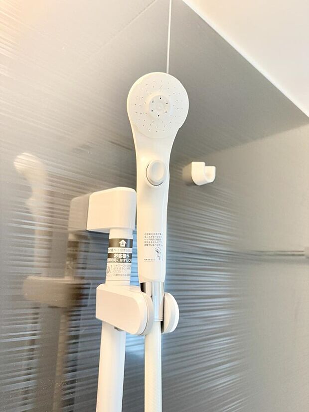 【止水シャワーヘッド】■手元で簡単に止水できるため、水の無駄遣いを減らすことができます。