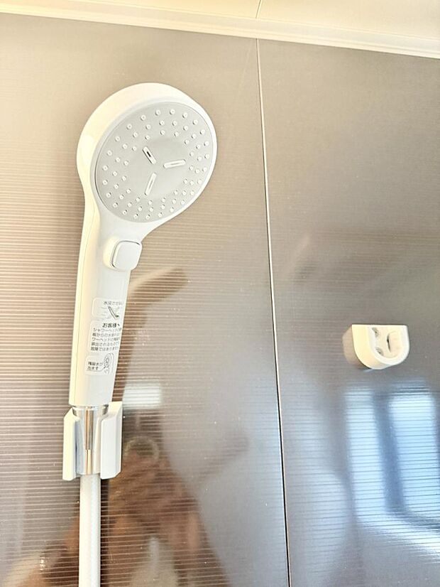 【止水シャワーヘッド】■手元で簡単に止水できるため、水の無駄遣いを減らすことができます。