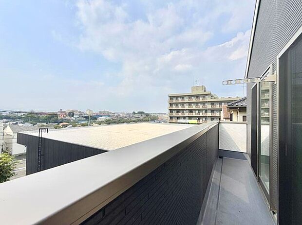 【バルコニー】■ 朝のコーヒーや夜の星空を楽しむ、癒しの場所