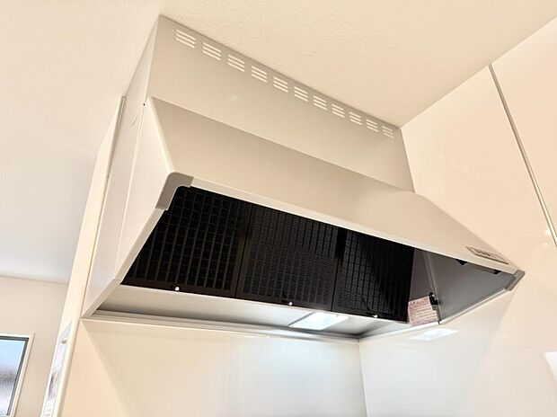 【レンジフード】■調理時の蒸気や匂いが換気扇に誘導され、効率的に排煙ができます。