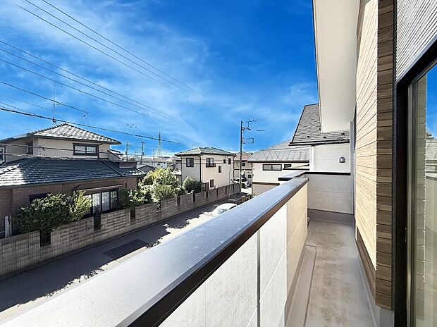 【バルコニー】■ 季節の移ろいを感じられる開放的な空間です