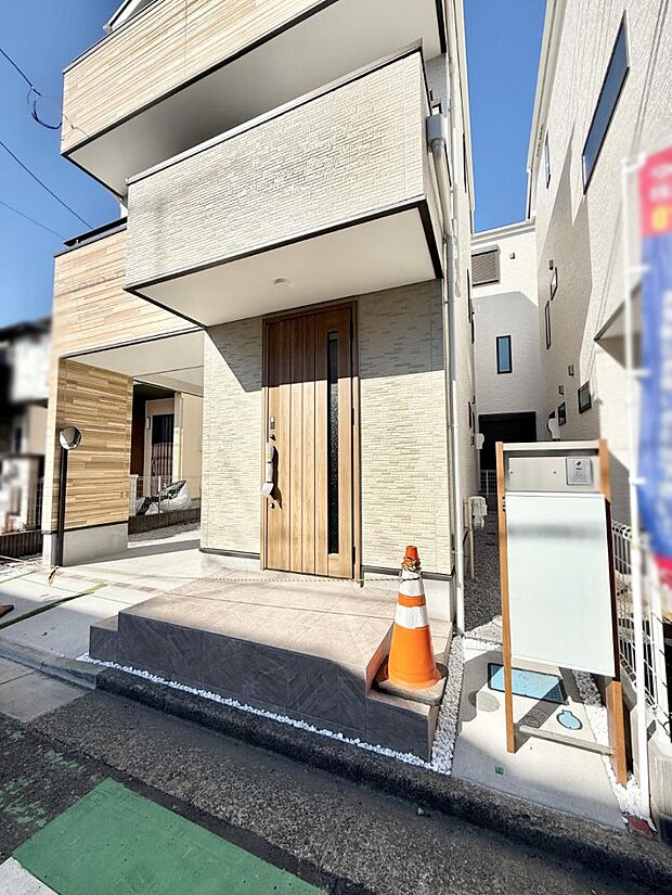 【玄関】■ 心地よい暮らしへとつながる、温かい玄関