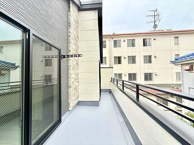 【バルコニー】■ 季節の移ろいを感じられる開放的な空間です