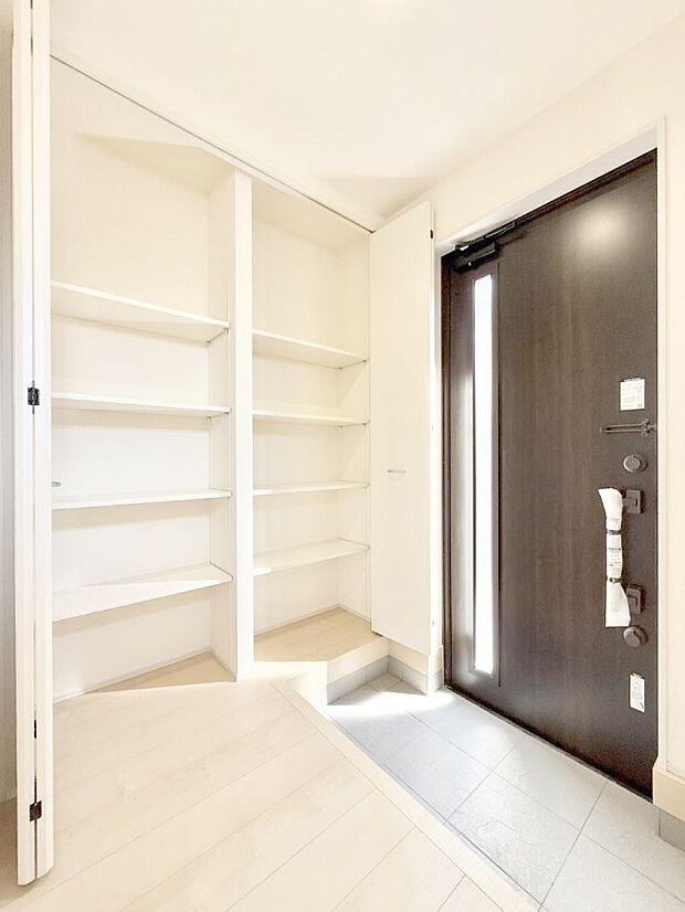 【玄関】■ 家族やゲストをやさしく迎える、心地よい空間