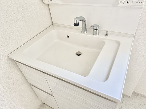 【ハンドシャワー付洗面台】■細かい部分まで洗いやすく便利なハンドシャワー付き