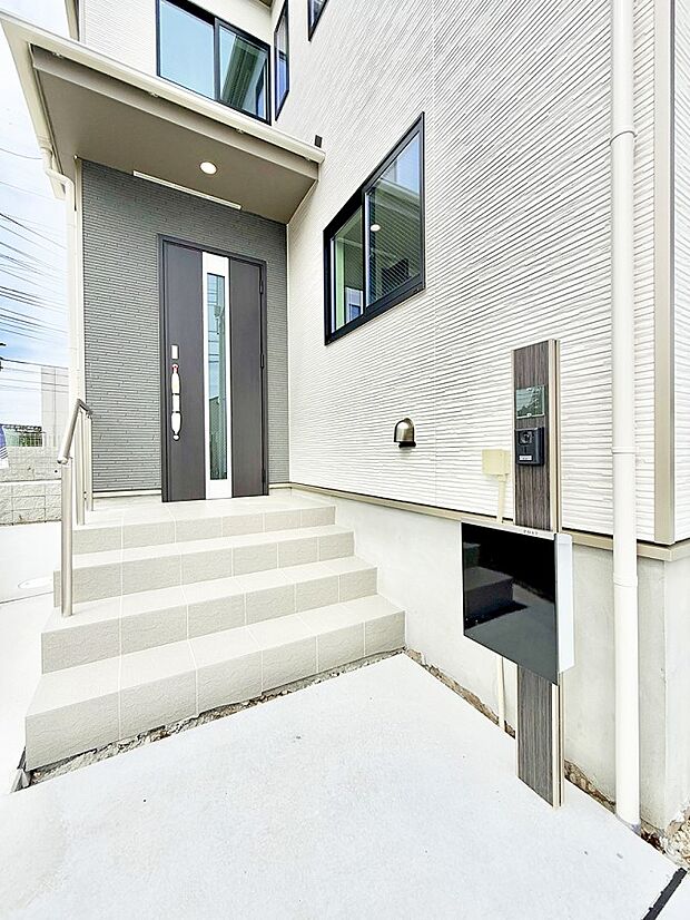 【玄関】■ 帰るたびにホッとする、安心感のある佇まい