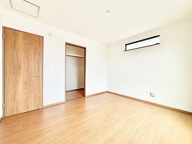 【リビング以外の居室】■落ち着いた色合いのお部屋で穏やかな時間を楽しめます