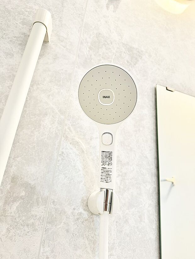 【止水シャワーヘッド】■手元で簡単に止水できるため、水の無駄遣いを減らすことができます。