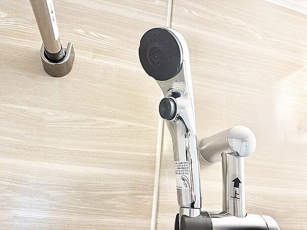 【止水シャワーヘッド】■わざわざシャワー水栓のレバーまで手を伸ばす必要がなく、簡単に止水できる