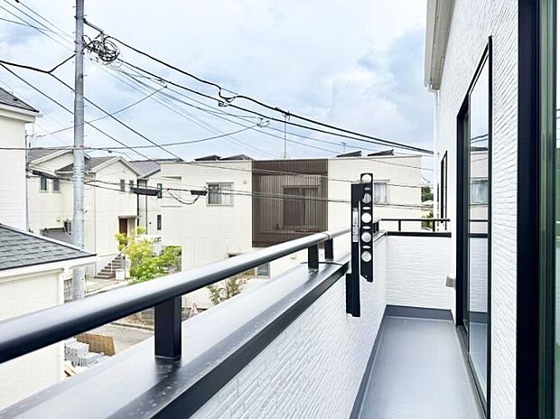 【バルコニー】■ 朝のコーヒーや夜の星空を楽しむ、癒しの場所