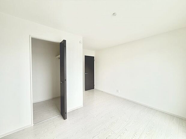 【リビング以外の居室】■清潔感あふれるお部屋で毎日を快適に過ごせます