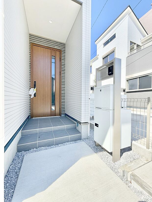 【玄関】■ シンプルで美しく、住まいの第一印象を彩る玄関です