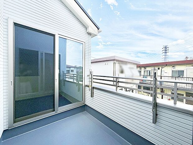 【バルコニー】■ 朝のコーヒーや夜の星空を楽しむ、癒しの場所