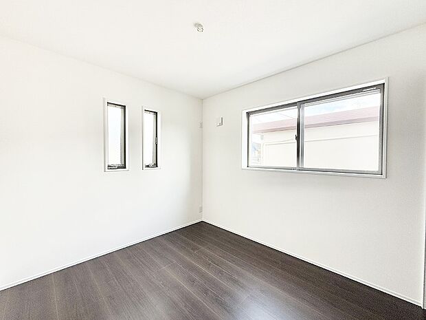 【寝室】■窓の配置や通気性の良い設計で部屋の空気がこもらず、常に新鮮な空気が流れます