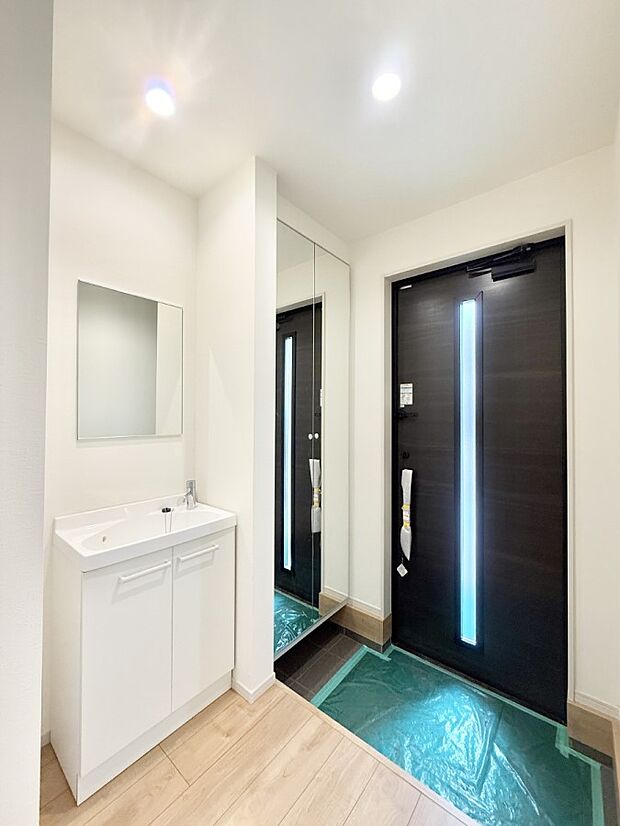 【玄関】■ 毎日を気持ちよく迎える、明るく温もりのある玄関